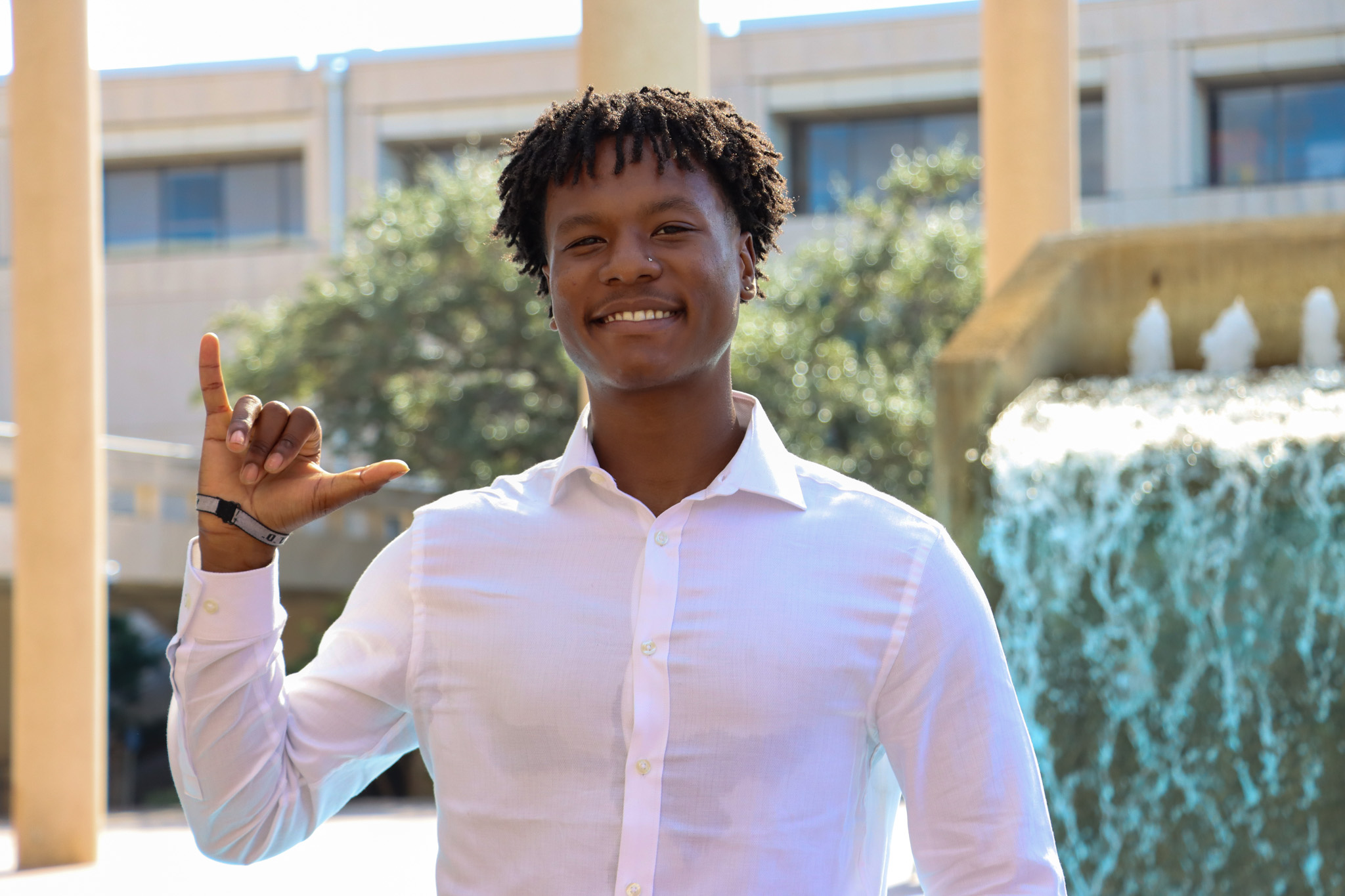 Fred Thompson tossing the "Birds Up" hand sign.