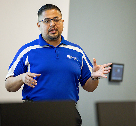 Luis Sevilla, a UTSA master’s program graduate and Alamo Colleges instructor, talks to his students about resources available on campus during a session at St. Phillip's College on Oct. 20, 2025. Credit: Amber Esparza / San Antonio Report